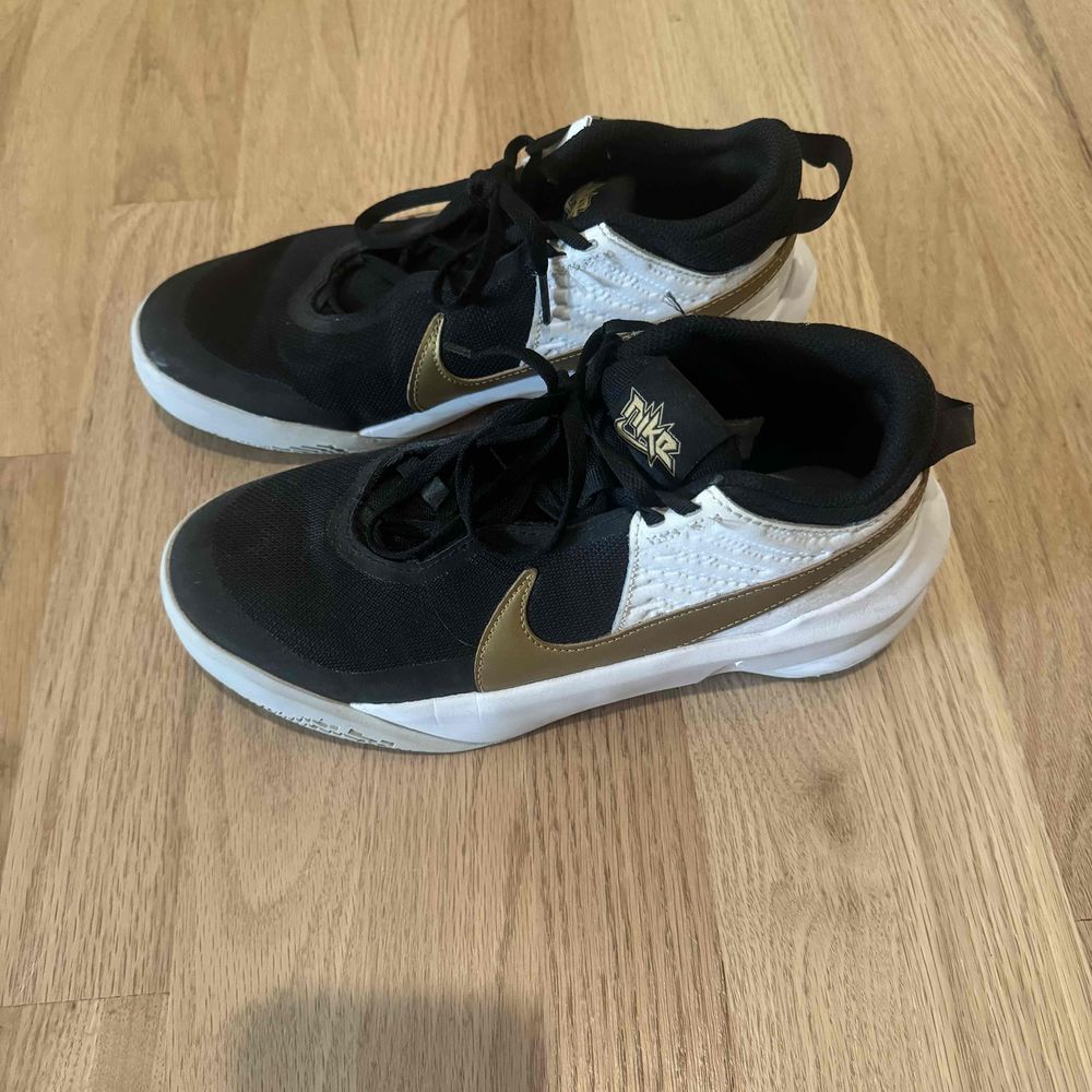 Nike Black Hustle Basketball Sneakers Shoes Youth Sneaker Size 5.5